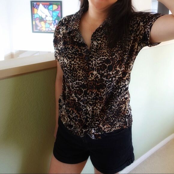 LuLaRoe Charlie Short Sleeve Button Up Top Animal Print - Size XS - Picture 2 of 3
